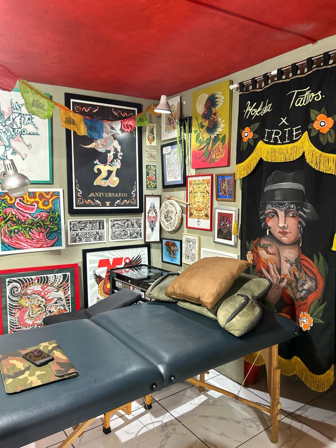 Interior del estudio de tatuaje Casa Jaguar